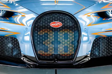 Cet exemplaire personnalisé, dotée d'une peinture « Vagues de Lumière » sur mesure, est le fruit d'une étroite collaboration entre son nouveau propriétaire et l'équipe Sur Mesure de Bugatti, et l'une des premières Chiron Super Sport livrées.