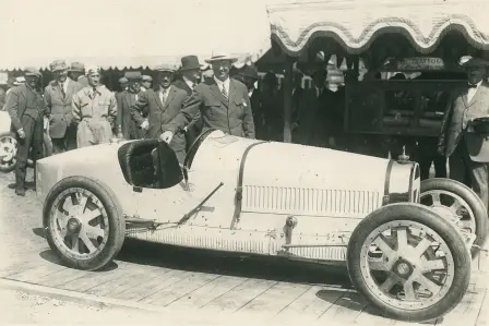 1924 in Lyon: Der erste Grand Prix von Ettore Bugattis Meisterwerk. Der Type 35 war das erste Auto mit Aluminiumrädern und sollte in den nächsten 10 Jahren den Grand-Prix-Rennsport mit all seinen Derivaten beherrschen.