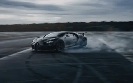 La Chiron Pur Sport se lance dans un drift contrôlé afin de tracer la ligne en « C » de Bugatti sur le tarmac.