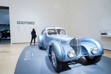 Der Bugatti Typ 57 SC Atlantic, der in der Galerie "Skulpturen" präsentiert wird, steht neben der berühmten Skulptur "Walking Panther" von Rembrandt Bugatti.