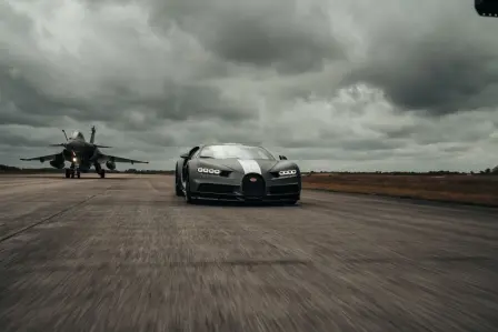 La confrontation entre la Chiron Sport ‘Les Légendes du Ciel’ et le Dassault Rafale Marine.