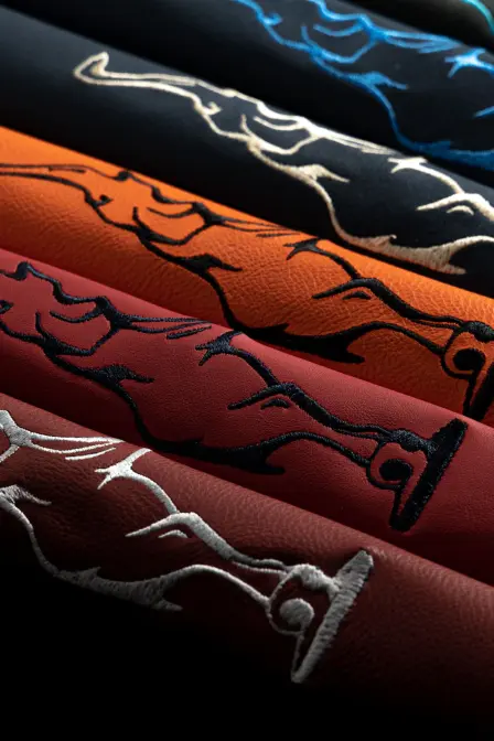 Une vaste gamme de couleurs pour le cuir et le fil permet un haut degré de personnalisation.