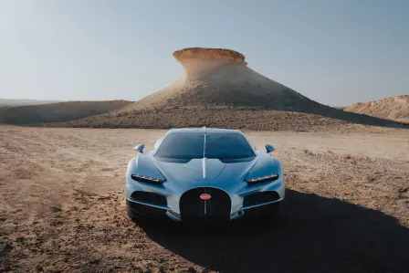 La Tourbillon contraste avec la beauté sauvage des formations rocheuses calcaires du désert de Zekreet de Doha.