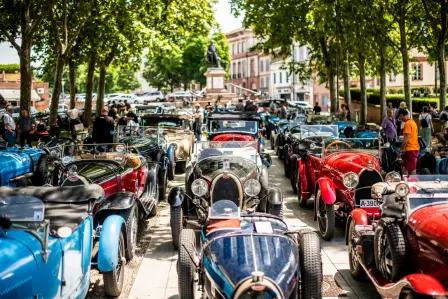 Beim vom Club Bugatti France organisierten Internationalen-Bugatti-Meeting, vom 12. bis 19. Juni, kamen 108 seltene Bugatti-Fahrzeuge aus der Vorkriegszeit zusammen. 