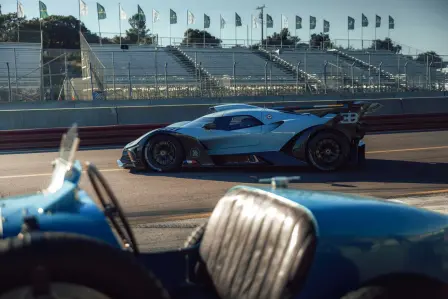 La finition « Grand Prix Blue » de la Bolide, est une interprétation de l’historique « Bleu de Lyon » de la Type 35, rendu célèbre par les premiers exemplaires de la Type 35 ayant couru à Lyon en 1924.