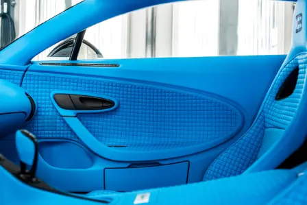 The Light Blue Sport color pays tribute to the famous blue tint of the EB110.