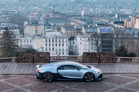 La Bugatti Chiron Profilée, au pied de la Basilique du Sacré-Cœur, surplombant Paris.