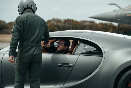 Pierre-Henri Raphanel au volant de la Bugatti Chiron Sport « Les Légendes du Ciel » face au Dassault Rafale Marine.