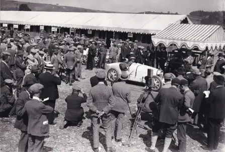 Les Bugatti Type 35, chefs d’œuvre de design et d’ingénierie, captivèrent toute l’attention du public, lors de leur début au Grand Prix de Lyon en 1924.

