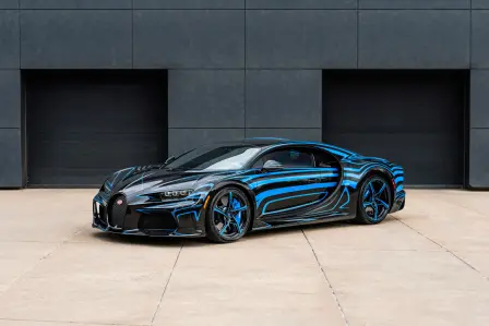 The Chiron Super Sport ‘Coup de Foudre’ has a visible carbon fiber finish with a subtle 10% black color tint enveloped by light-sculpted lines in French Racing Blue.
