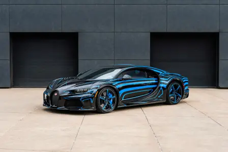 Der Chiron Super Sport „Coup de Foudre“ hat ein Sichtcarbon-Finish mit einer dezenten 10%igen schwarzen Tönung, die von vom Licht gestalteten Linien in French Racing Blue umhüllt wird.