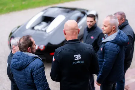 Die sechs Bugatti-Mitarbeiter, die seit 2003 am Standort Molsheim dabei sind, vor dem Bugatti Veyron 16.4 Vorserie 5.0.