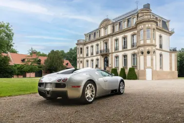 Livrée à son propriétaire en 2009, cette Veyron Grand Sport l'accompagne depuis lors et occupe une place de choix dans sa collection.