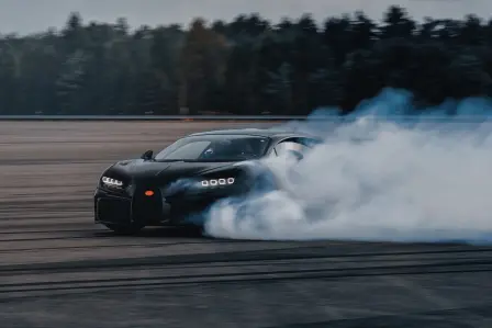 Bugatti Chiron Pur Sport drifted die C-Linie.