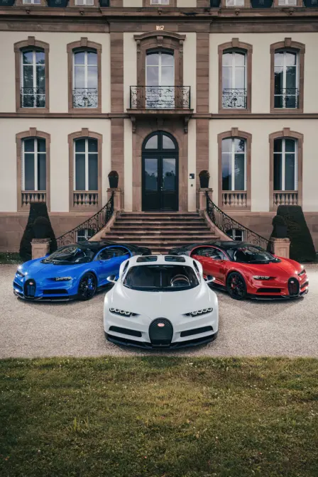 Bugatti feiert französischer Nationalfeiertag : drei Chiron Sport vor den Château Saint-Jean in Molsheim.