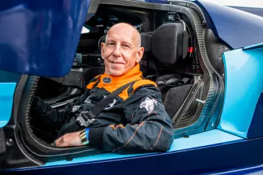 Andy Wallace, Le-Mans-Sieger von 1988 und Bugatti Pilote Officiel seit 2011, am Steuer des nur für die Rennstrecke zugelassenen Hypersportwagens.