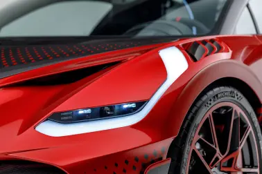 Chez Bugatti, les spécialistes peintres jouent également un rôle clé dans le processus de création d'une couleur ou d'un motif très spécifique à la demande du client.