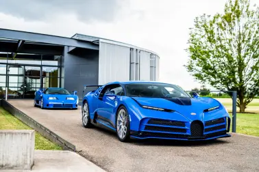 La Centodieci est inspirée du design de la légendaire EB110, la supersportive lancée en 1991, date du 110ème anniversaire d’Ettore Bugatti.