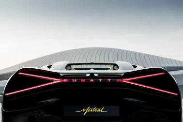 Der Bugatti W16 Mistral vor dem dünenartigen Gebäude der BEEAH Group in Schardscha.