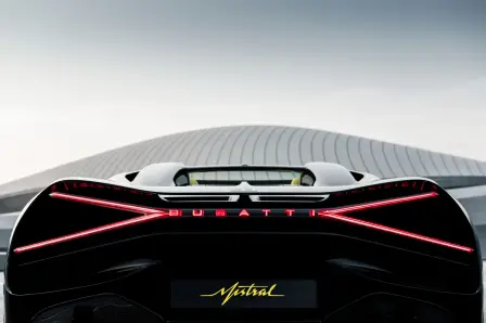 La Bugatti W16 Mistral pose devant le siège du groupe BEEAH à Sharjah, bâtiment dont la forme s’inspire de celle des dunes.