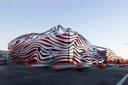 Le Petersen Automotive Museum à Los Angeles.