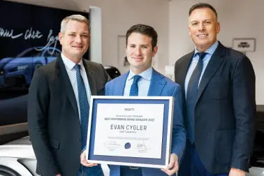 Christophe Piochon, Präsident von Bugatti, und Hendrik Malinowski, Managing Director von Bugatti, mit Evan Cygler, Brand Manager von Bugatti Greenwich.