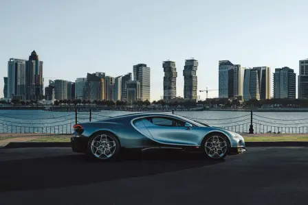 La Bugatti Tourbillon, majestueuse devant le décor du port de Doha.
