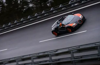 La Veyron 16.4 Grand Sport Vitesse détient le record de vitesse pour une voiture de série sans toit.