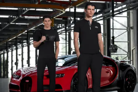 La nouvelle collection lifestyle Bugatti : Bugatti Pattern EB T-shirt noir, Bugatti Sac à Dos en Cuir noir (mannequin à  gauche) & Bugatti Reflective Polo noir (mannequin à droite)