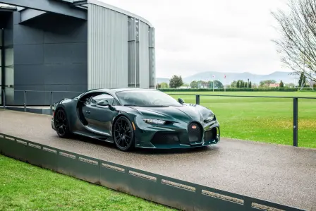 La 400ème Chiron arbore une carrosserie en fibre de carbone apparente teintée d’un vert sombre.