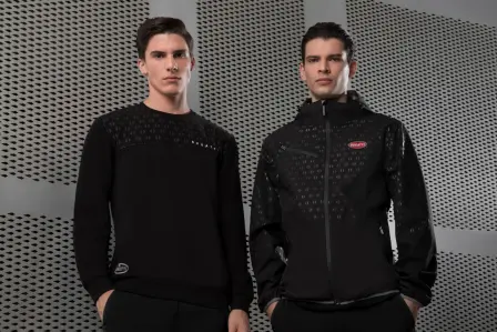 Die neue Bugatti Lifestyle Kollektion: Bugatti La Voiture Noire Sweatshirt schwarz (Modell links) & Bugatti La Voiture Noire Regenmantel schwarz (Modell rechts)