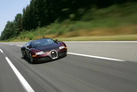 Il y a 15 ans, la Bugatti Veyron 16.4 réalise l´impossible et devient le premier véhicule de série à franchir la barre des 400 km/h.