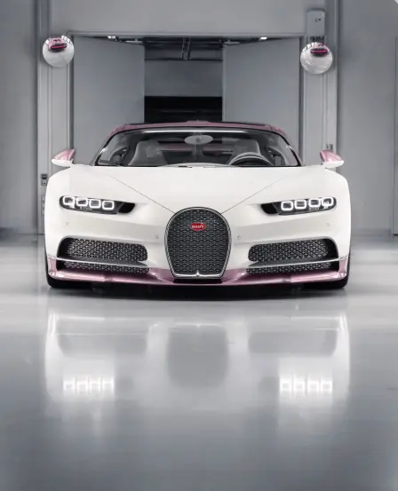 Der Bugatti Chiron Sport „Alice“ in „Matt Blanc“ und „Silk Rosé“.