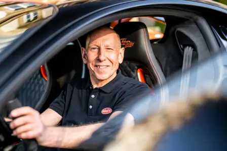 Le pilote officiel Bugatti, Andy Wallace, intronisé au Temple de la renommée de Sebring.