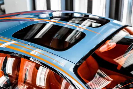 Cet exemplaire personnalisé, dotée d'une peinture « Vagues de Lumière » sur mesure, est le fruit d'une étroite collaboration entre son nouveau propriétaire et l'équipe Sur Mesure de Bugatti, et l'une des premières Chiron Super Sport livrées.