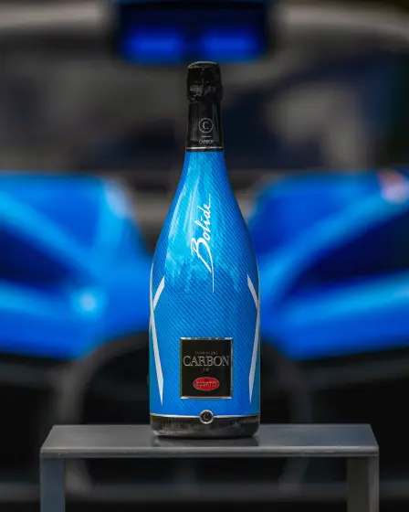 Bugatti dévoile la cuvée ƎB.03, une collaboration avec Champagne Carbon inspirée de la Bugatti Bolide. Please enjoy responsibly. Don't drink and drive.