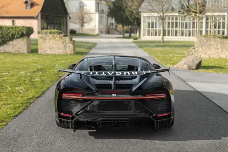 La Bugatti Chiron Pur Sport en « Nocturne », avec des détails en « Grey Carbon », « Gris Rafale » et « Gun Powder ».