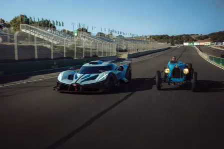 Bugatti Type 35T Grand Prix und der Bolide zum 100-jährigen Jubiläum gemeinsam auf dem Asphalt der legendären Rennstrecke Laguna Seca während der Monterey Car Week 2024.