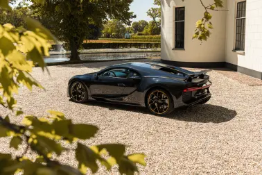 Bugatti rend hommage à L'Ébé, fille d’Ettore Bugatti, avec les derniers modèles européens de la Chiron et la Chiron Sport.