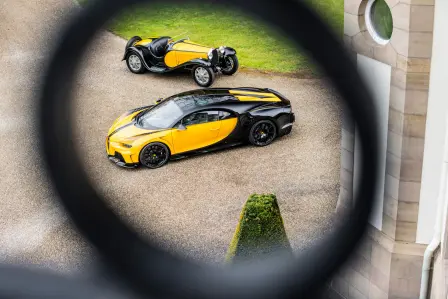 La Chiron Super Sport « 55 1 of 1 » célèbre les créations révolutionnaires de Jean Bugatti, comme la Type 55, qui ont profondément influencé l’identité moderne de la marque.
