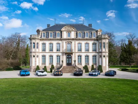 Chiron Pur Sport, Centodieci, Chiron Super Sport 300+, La Voiture Noire, Divo und Chiron Sport vor dem Château St. Jean in Molsheim (von links nach rechts)