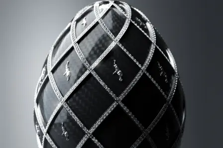 Die Royale Edition der Asprey Bugatti Egg Collection spiegelt das Savoir-faire von Asprey wider und zeigt ein feines, diamantbesetztes Sterlingsilber-Gitter mit dem berühmten Motiv des „tanzenden Elefanten”.