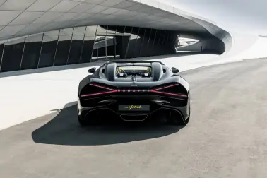 Der Bugatti W16 Mistral und der Hauptsitz der BEEAH Group in Schardscha teilen die gleiche Philosophie: „Form follows Performance“.  