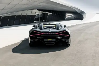 Der Bugatti W16 Mistral und der Hauptsitz der BEEAH Group in Schardscha teilen die gleiche Philosophie: „Form follows Performance“.