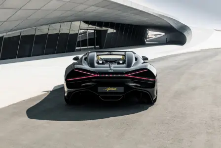 La Bugatti W16 Mistral et le siège social du groupe BEEAH à Sharjah partagent la même philosophie : « la forme suit la performance ».