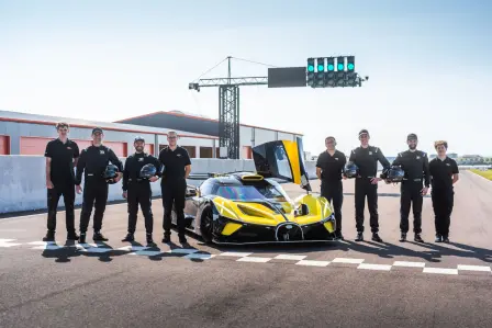 Für jede Sitzung wird ein engagiertes Team aus acht Spezialisten zusammengestellt, dass in dieser Zeit zwei Bolide abnehmen kann.