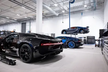 Bugatti London bietet sieben hochmoderne Buchten mit neuesten Technologien.