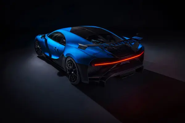 If the Chiron Supersport is the king of speed, all about mastering the thrill of straight-line speed, then the Pur Sport is its brother on the other side: a performer in lateral acceleration and downforce.  
Chiron Pur Sport