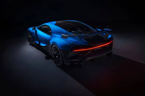 La Chiron Super Sport règne en maître de la vitesse, dédiée à la maîtrise exaltante des accélérations en ligne droite, tandis que la Chiron Pur Sport, son alter ego, excelle dans les accélérations latérales et l'appui.  
Bugatti Chiron Pur Sport