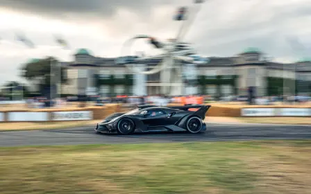 La Bugatti Bolide, avec son puissant moteur W16 quadri-turbo de 8,0 litres, passe devant les spectateurs du festival.
